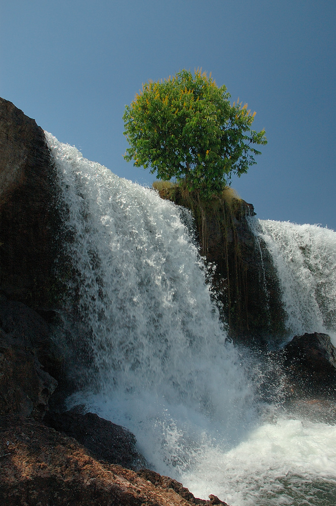 15 Beautiful Photos of Amazing Waterfalls