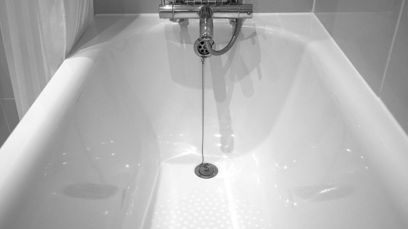 Handy Tips for Re-caulking a Bathtub in your Bathroom