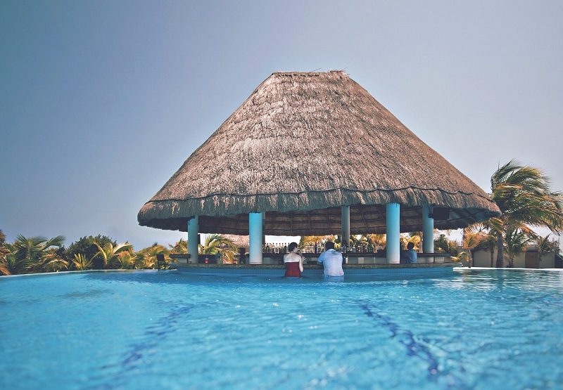 5 Essentials for the Perfect Beach Club