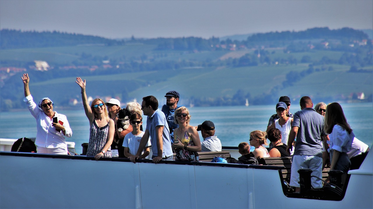 Do travelling. Прогулка на набережной в Крыму семьей. Круизный туризм в России люди в пледах. Travelling on Ferry.