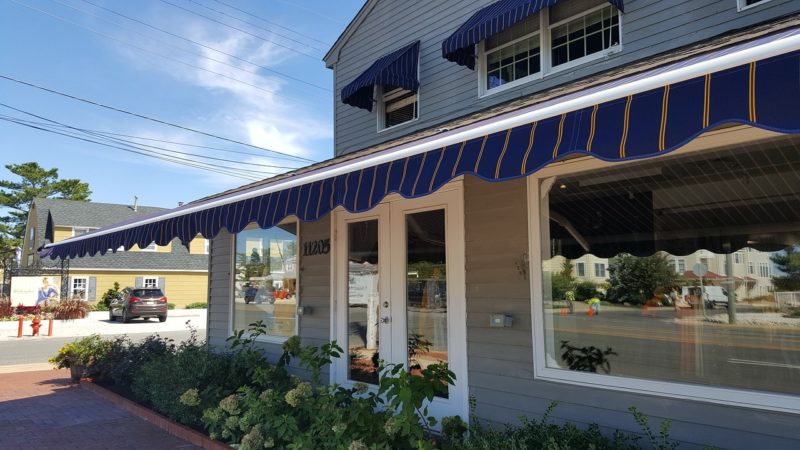 Complement Your Business with Retractable Awnings