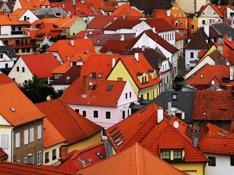 4 Tips to Choosing the Right Roof Color for Your Home