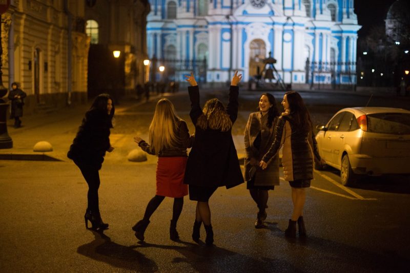How to Plan a Girl's Night Out with Your Girlfriends