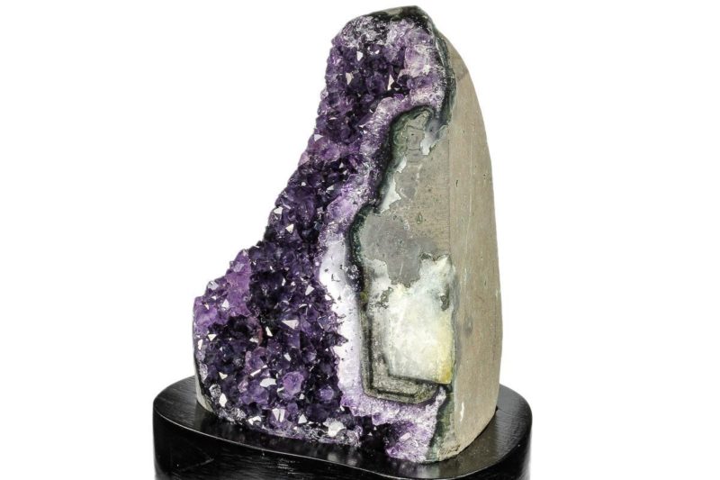 Amethyst Geodes: Reasons To Decorate Your Home With Fossils & Crystals