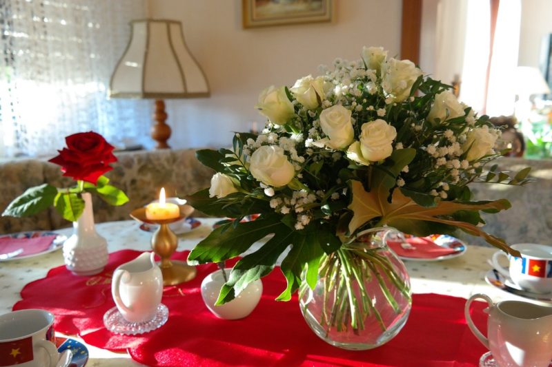 Adorn your Tables with Beautiful Flowers on Birthday