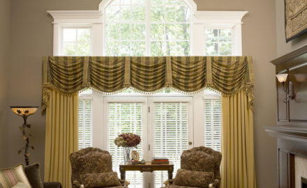 4 Tips for Decorating Large Living Room Windows