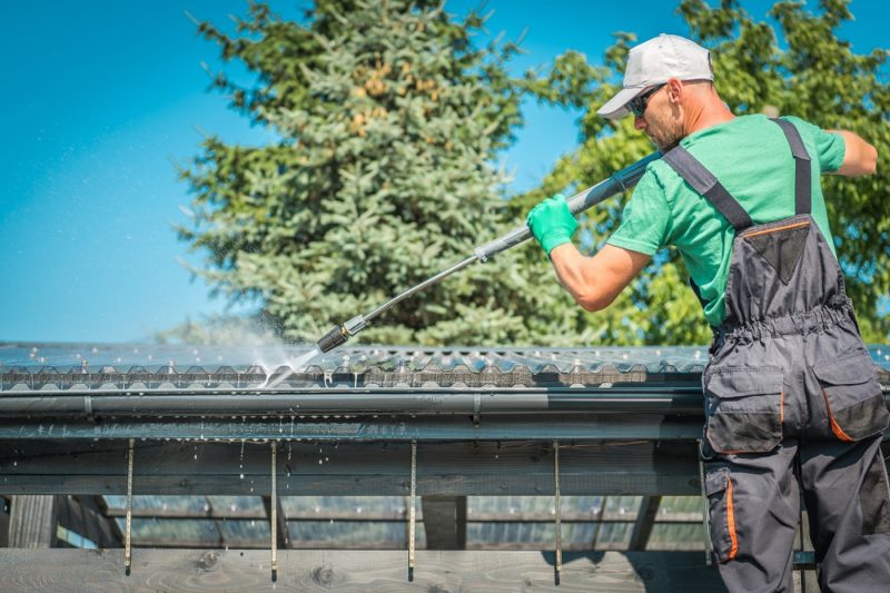 6 Tips For Cleaning Your Gutter This Season