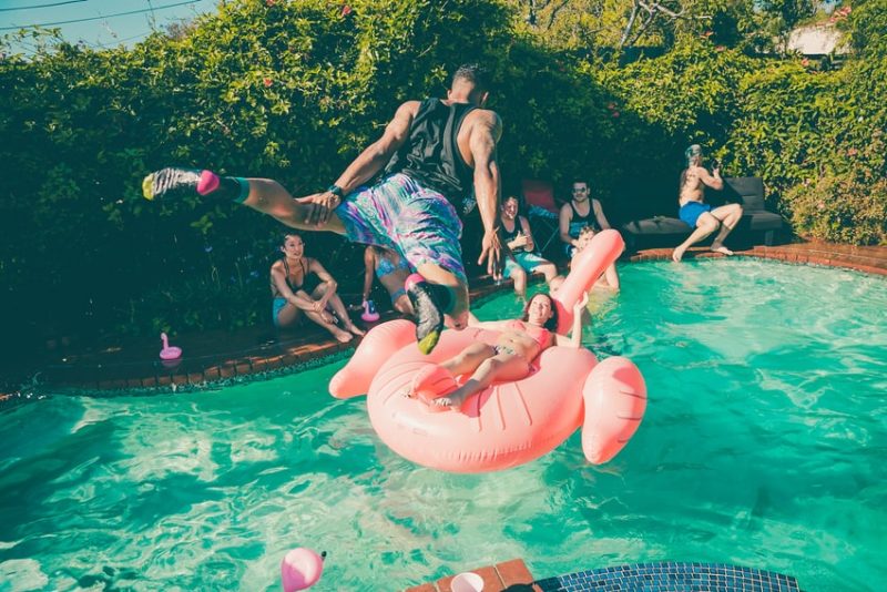 Guide to Arranging a Fun and Refreshing Pool Party