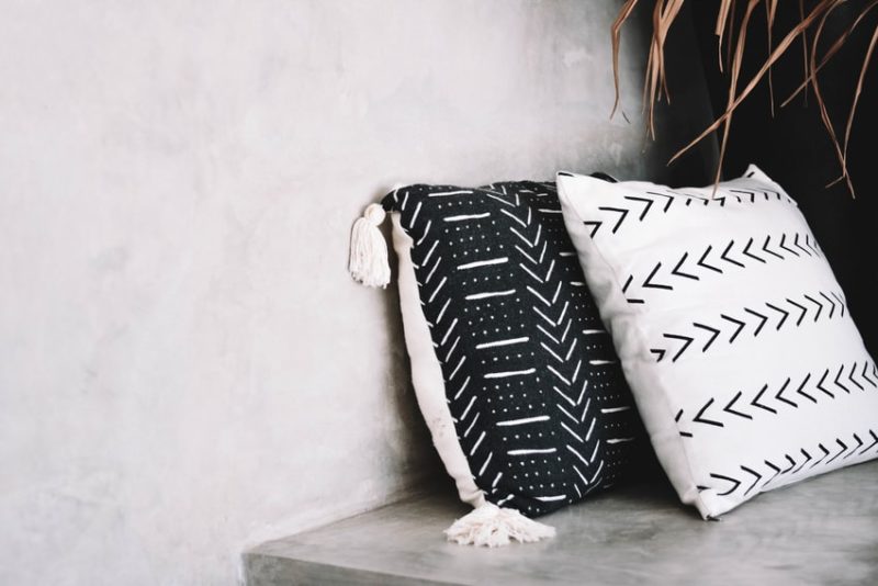 6 Ways to Decorate Throw Pillows In Your Home