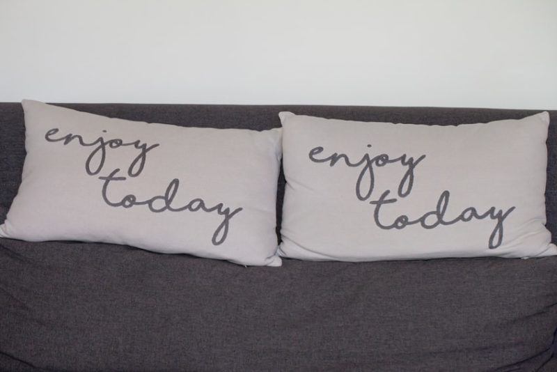 6 Ways to Decorate Throw Pillows In Your Home