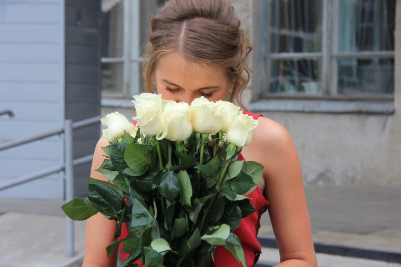 The Right Way to Choose Flowers for a Special Daughter: Guide for Parents