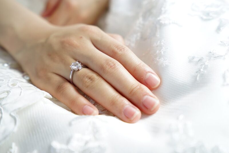 Know About the Perfect Setting For Your Moissanite Engagement Ring