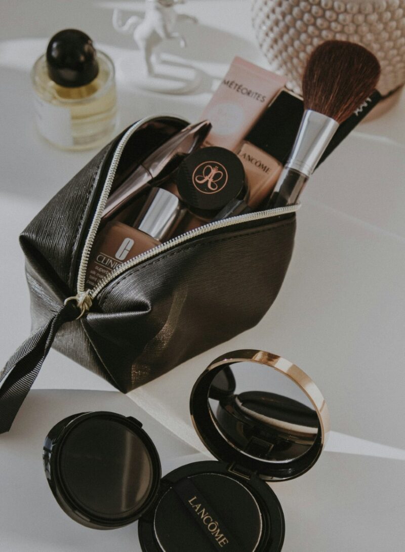 make-up-travel-800x1091 5 Essentials to Pack In Your Makeup Bag When Travelling